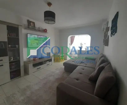 Vedere pe 2 parti. Decomandat. Mobilat si utilat.