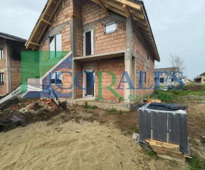 Intre Case! Strada in curs de Asfaltare! Suprafete Generoase!