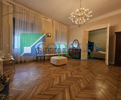 Piata Unirii! Cladire renovata!. Vedere pe pietonala! Lift!